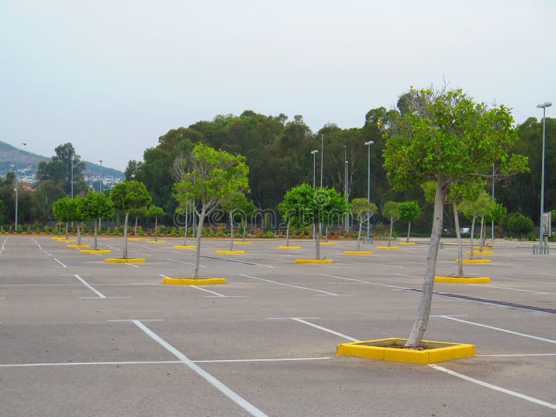 Download Пустое Carpark в большом торговом центре Стоковое Фото - изображение насчитывающей покупка, пусто: 81814920