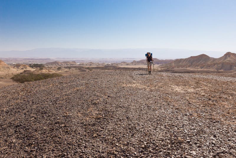 Пустыня backpacker женщины идя стоковая фотография rf Пустыня backpacker женщины идя стоковая фотография rf