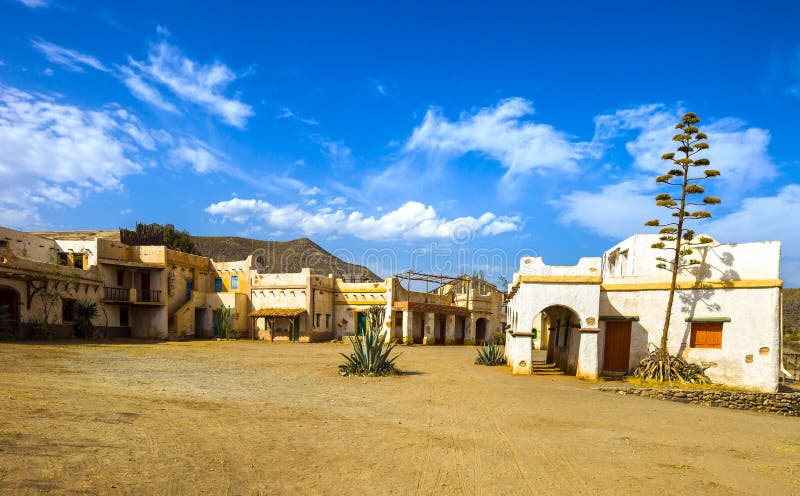 ПУСТЫНЯ TABERNAS, АЛЬМЕРИЯ АНДАЛУСИЯ/ИСПАНИЯ - 18-ОЕ СЕНТЯБРЯ 2011: Положение западного кино спагетти установило 18-ого сентября 2011 в пустыню Tabernas Старый мексиканский взгляд деревни