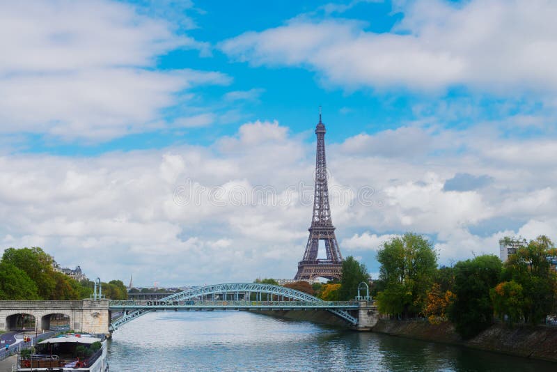 Путешествие Eiffel над Рекой Сена стоковые фото