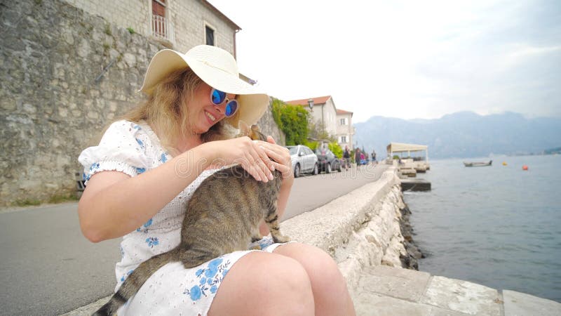 путешествия с концепцией домашних животных. женщина отдыхает на природе и играет с котом