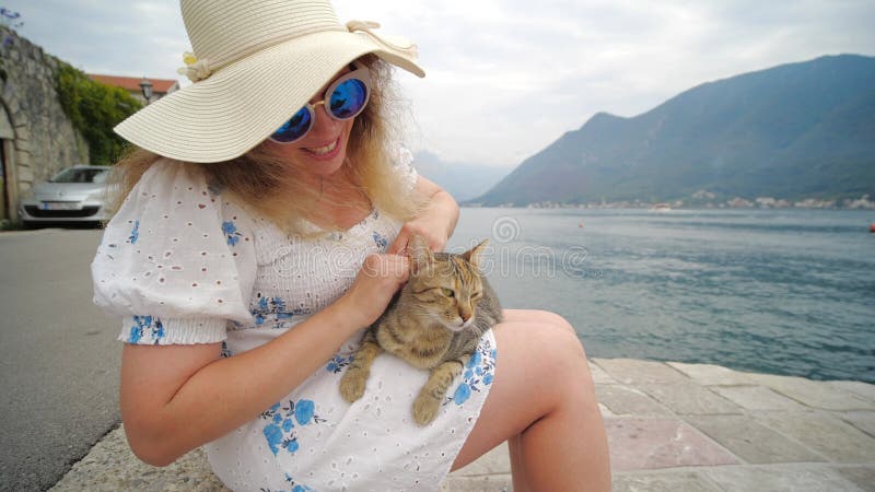 путешествия с концепцией домашних животных. женщина отдыхает на природе и играет с котом