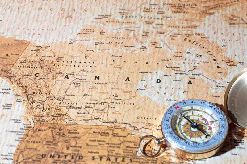 Путешествуйте назначение Канада, старая карта с винтажным компасом