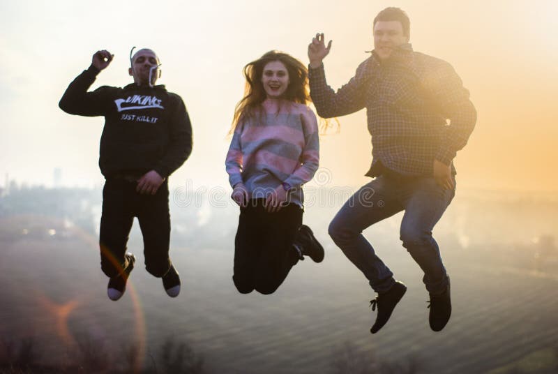 Путь Millennials образа жизни скача на солнце захода солнца горы стоковая фотография Путь Millennials образа жизни скача на солнце захода солнца горы стоковая фотография