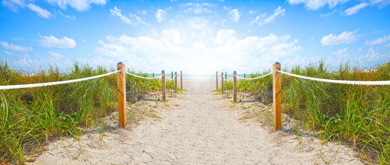 Путь песка идя к пляжу и океану в Miami Beach Флориде стоковое изображение rf Путь песка идя к пляжу и океану в Miami Beach Флориде стоковое изображение rf
