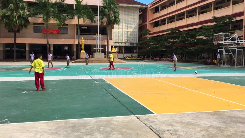 Пхукет, Таиланд - 14-ое января: Футбол практики детей на спортивной площадке начальной школы HD slowmotion