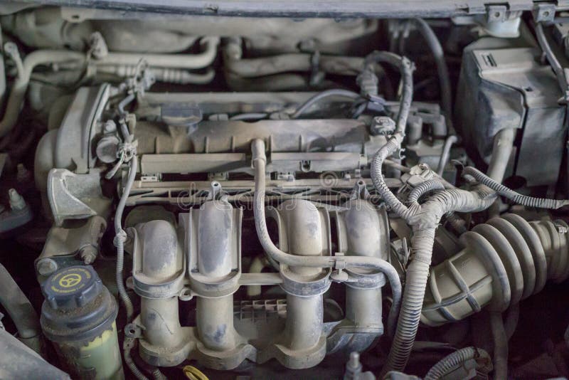 Пылевоздушные машинные части автомобиля с различными трубками конец вверх стоковая фотография Пылевоздушные машинные части автомобиля с различными трубками конец вверх стоковая фотография