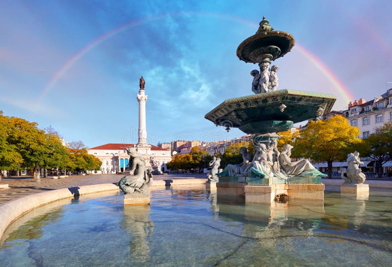Радуга над квадратом Rossio в Лиссабоне Португалии стоковые изображения rf Радуга над квадратом Rossio в Лиссабоне Португалии стоковые изображения rf