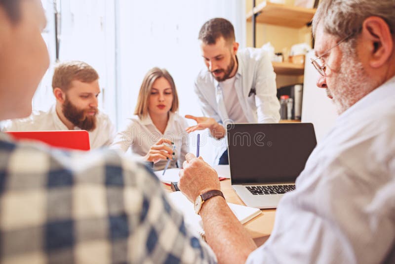 Работа команды Businessmans фото молодые работая с новым проектом в офисе стоковые изображения rf Работа команды Businessmans фото молодые работая с новым проектом в офисе стоковые изображения rf