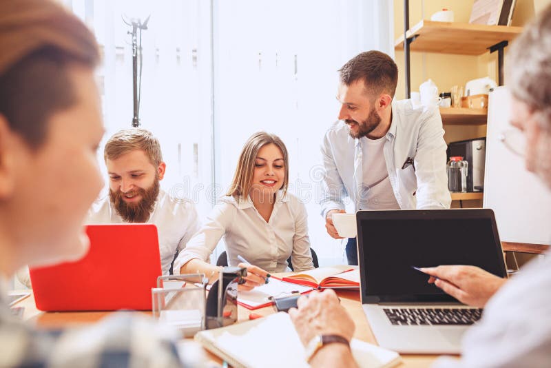 Работа команды Businessmans фото молодые работая с новым проектом в офисе стоковые фотографии rf Работа команды Businessmans фото молодые работая с новым проектом в офисе стоковые фотографии rf