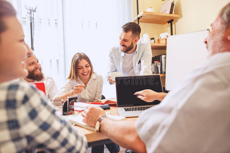 Работа команды Businessmans фото молодые работая с новым проектом в офисе стоковые изображения rf Работа команды Businessmans фото молодые работая с новым проектом в офисе стоковые изображения rf
