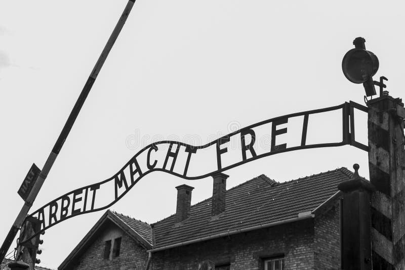 Работа освобождает концентрационный лагерь Освенцим Birkenau KZ Польшу знака входа стоковые изображения rf Работа освобождает концентрационный лагерь Освенцим Birkenau KZ Польшу знака входа стоковые изображения rf