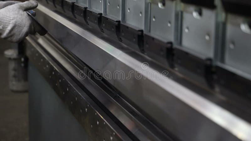 работа штамповочного пресса в цехе металлообработки акции видеоматериалы