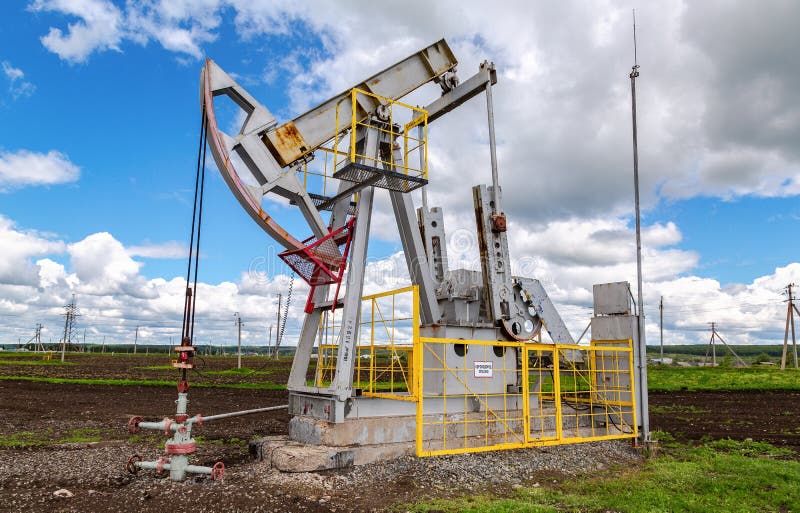 Работая jack насоса fracking незрелая машина извлечения стоковое изображение rf Работая jack насоса fracking незрелая машина извлечения стоковое изображение rf