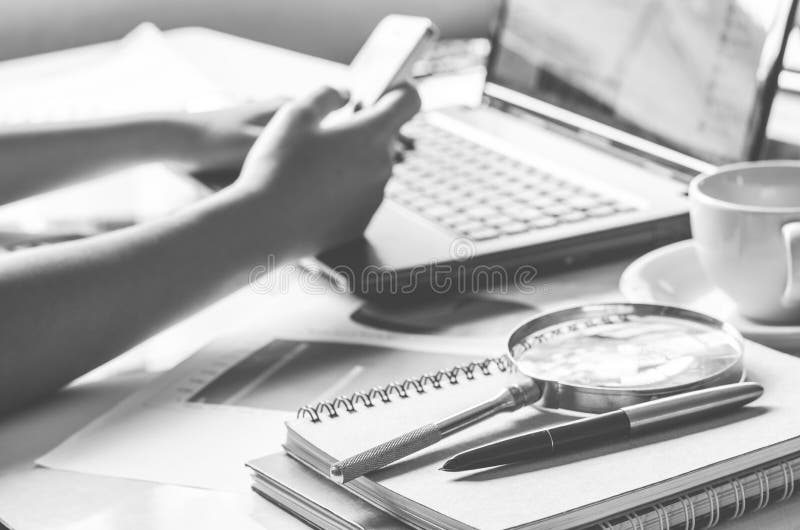 Работая процесс на деловой встрече - сфокусируйте ручку - тонизируйте черно-белое стоковая фотография Работая процесс на деловой встрече - сфокусируйте ручку - тонизируйте черно-белое стоковая фотография