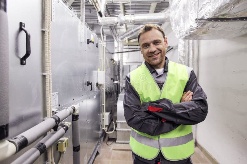 Работник в электрической комнате switchgear стоковое фото rf Работник в электрической комнате switchgear стоковое фото rf