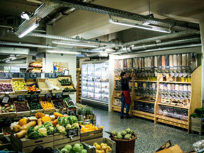 Работник внутри внутреннего магазина продавая био органические продукты стоковые изображения rf Работник внутри внутреннего магазина продавая био органические продукты стоковые изображения rf