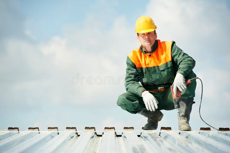 работник работы roofer профиля металла строителя стоковая фотография rf работник работы roofer профиля металла строителя стоковая фотография rf