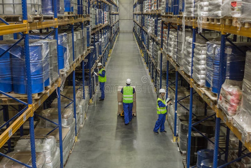 Работники делая их дело в storehouse стоковое фото rf Работники делая их дело в storehouse стоковое фото rf
