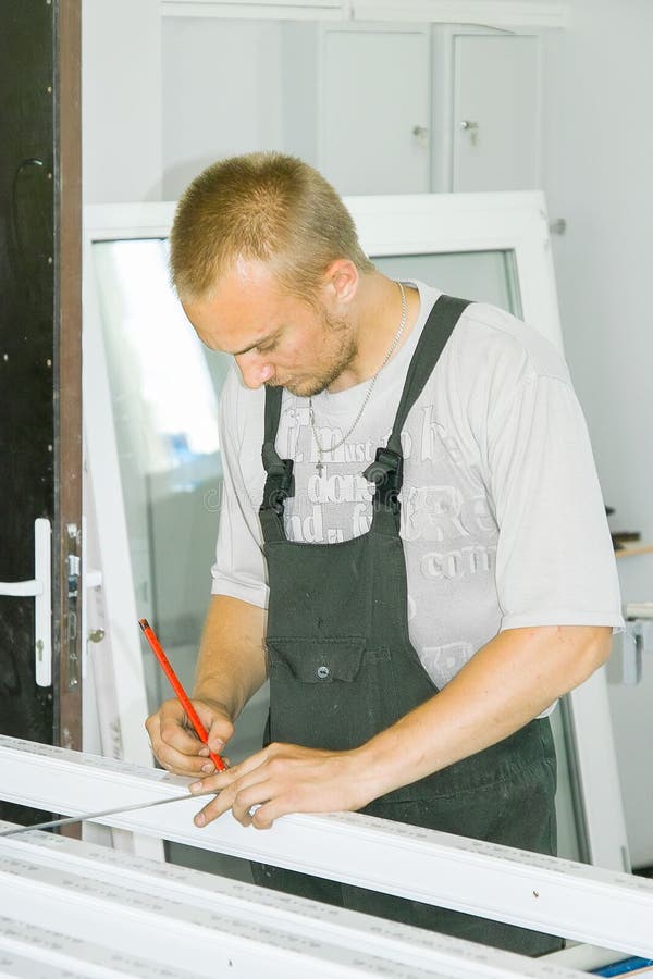 Работники на заводе для продукции пластичного Windows в зоне Kaluga в России стоковые изображения rf Работники на заводе для продукции пластичного Windows в зоне Kaluga в России стоковые изображения rf