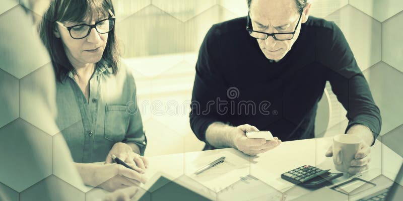 Рабочие люди, работающие вместе после обработки геометрического шаблона стоковое фото