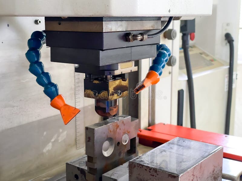 рабочий зажим в промышленной машине cnc стоковое изображение rf