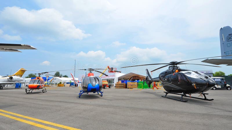 Различные модели вертолетов аэробуса (ранее Eurocopter) на дисплее на Сингапуре Airshow стоковые фотографии rf