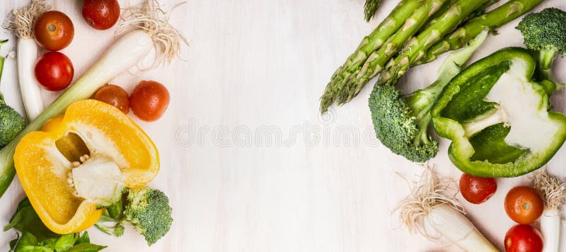 Различные овощи для вкусный варить с спаржей, паприкой, томатами, брокколи и луками на белой деревянной предпосылке, взгляд сверх стоковые фотографии rf Различные овощи для вкусный варить с спаржей, паприкой, томатами, брокколи и луками на белой деревянной предпосылке, взгляд сверх стоковые фотографии rf