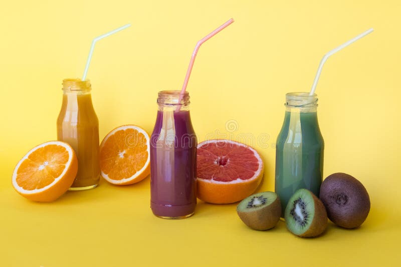 _различн вид smoothies или сок в бутылк, здоровое питание ед концепци на желт предпосылк стоковое фото _различн вид smoothies или сок в бутылк, здоровое питание ед концепци на желт предпосылк стоковое фото