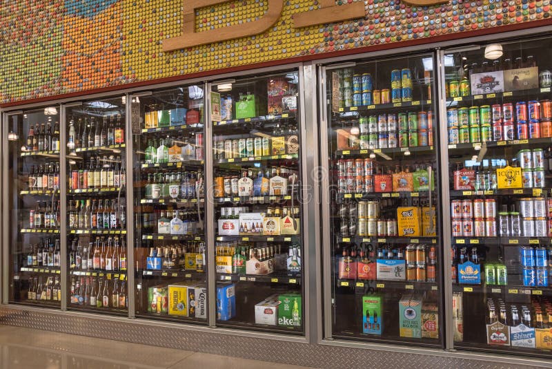 Различные бутылки ремесла, microbrew, IPA, отечественный и импортированный стоковые изображения Различные бутылки ремесла, microbrew, IPA, отечественный и импортированный стоковые изображения