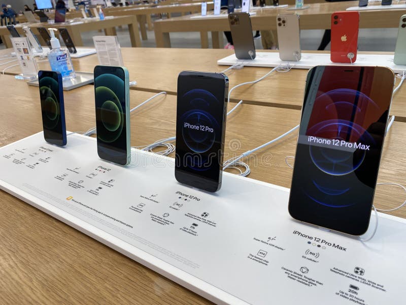 Различные модели apple iphone 12 модели на storedisplay стоковое фото