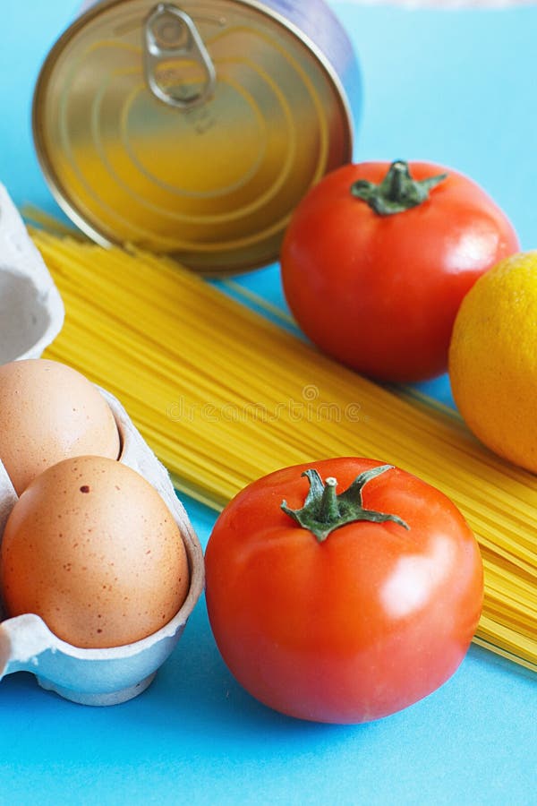 Различные продукты питания, содержащие полезные продукты, на синем фоне Верхнее представление Плоский слой фруктовый, овощной, яи стоковые фото Различные продукты питания, содержащие полезные продукты, на синем фоне Верхнее представление Плоский слой фруктовый, овощной, яи стоковые фото