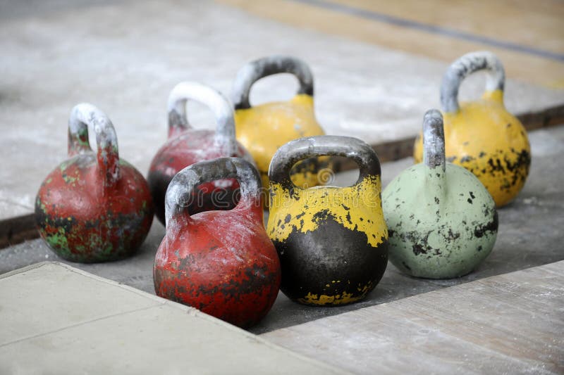 Различные размеры kettlebells утяжеляют лежать на поле спортзала оборудуйте стоковая фотография Различные размеры kettlebells утяжеляют лежать на поле спортзала оборудуйте стоковая фотография