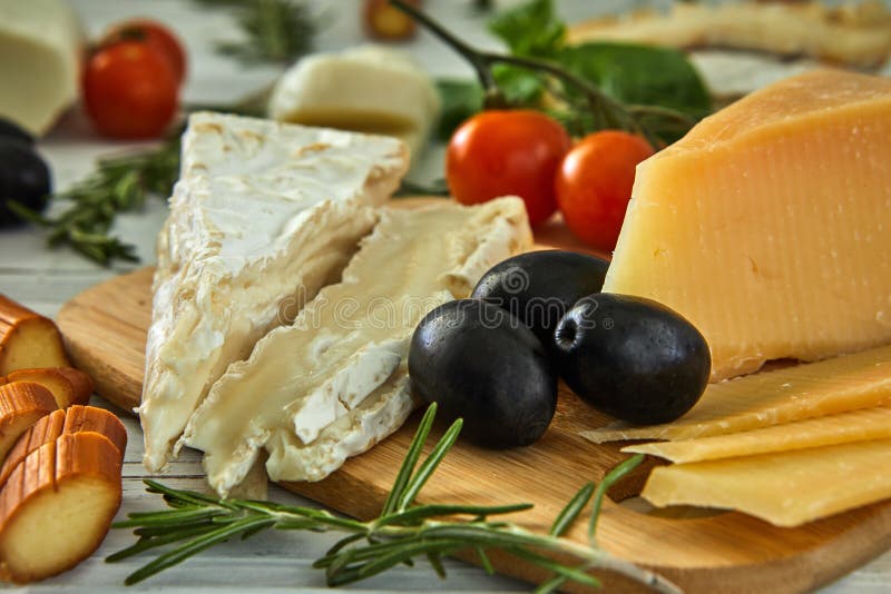 Различные сыры на таблице Свежие молочные продучты стоковое фото rf Различные сыры на таблице Свежие молочные продучты стоковое фото rf