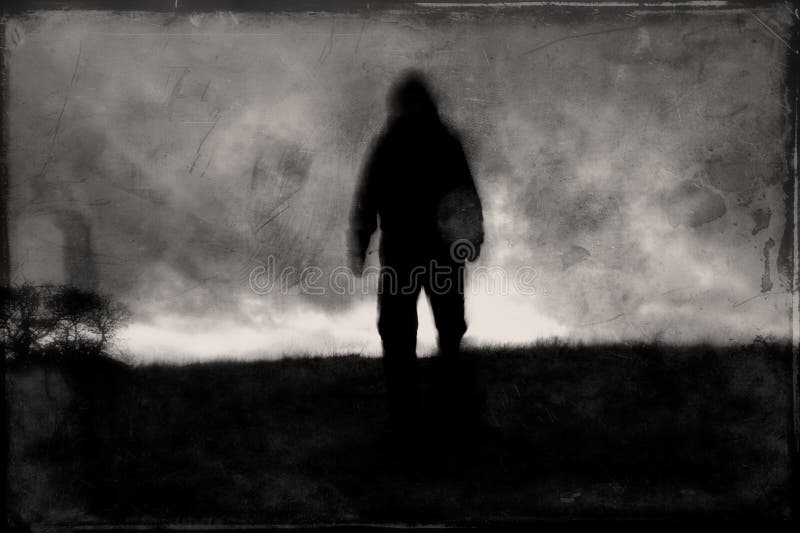 Размытый призрак, как фигура. поход к камере с темной гранж-правкой стоковая фотография
