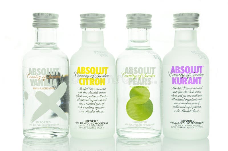 Разнообразие Absolut приправило водочку изолированную на белой предпосылке стоковые фотографии rf Разнообразие Absolut приправило водочку изолированную на белой предпосылке стоковые фотографии rf