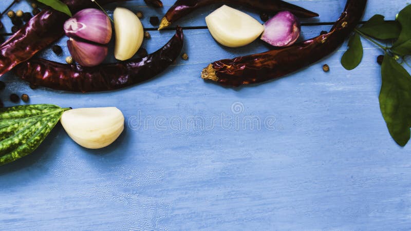 Разнообразие красочных свежих трав и специй смешало травы, луки, чеснок, chili и перец на голубой деревянной предпосылке, здоровы стоковая фотография rf Разнообразие красочных свежих трав и специй смешало травы, луки, чеснок, chili и перец на голубой деревянной предпосылке, здоровы стоковая фотография rf