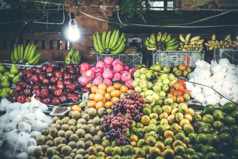 Разнообразие свежих фруктов на рынке ночи натуральных продуктов человека kuta острова bali городок захода солнца формы красивейше стоковое фото Разнообразие свежих фруктов на рынке ночи натуральных продуктов человека kuta острова bali городок захода солнца формы красивейше стоковое фото