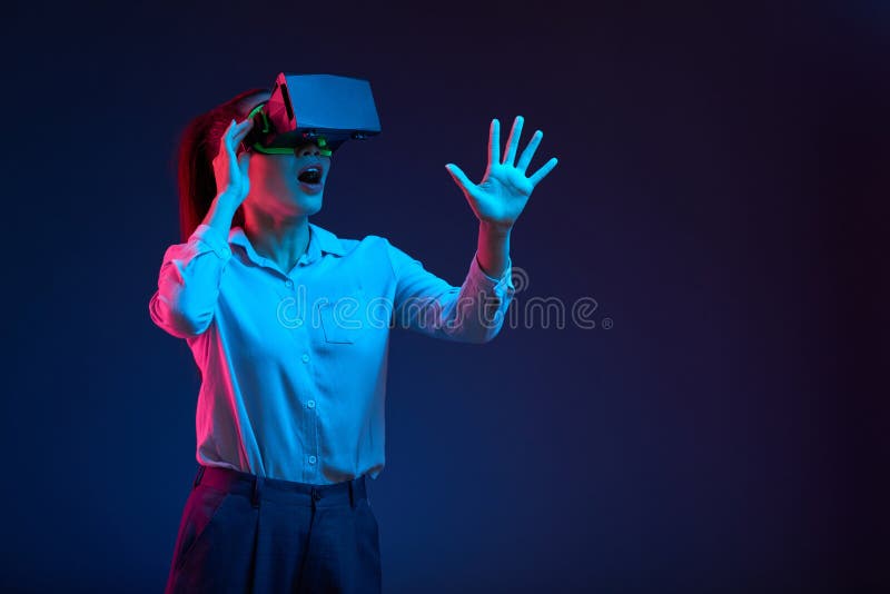 Разработчик программного обеспечения испытывая ее применение vr стоковые изображения Разработчик программного обеспечения испытывая ее применение vr стоковые изображения