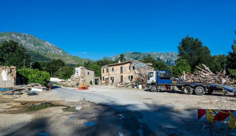 Разрушенные дома и щебень землетрясения которое поразило городок Amatrice в области Лациа Италии Сильное землетрясение стоковая фотография Разрушенные дома и щебень землетрясения которое поразило городок Amatrice в области Лациа Италии Сильное землетрясение стоковая фотография