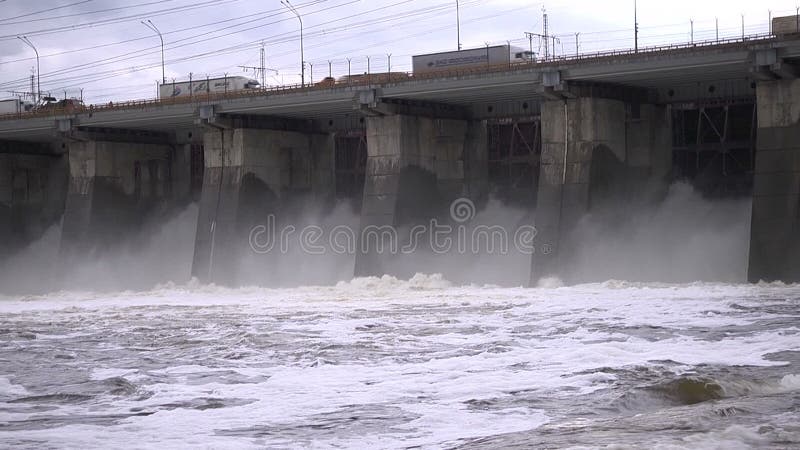 Разрядка воды от запруды