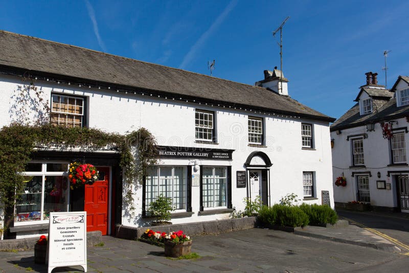 Район Англия Великобритания озера деревни Hawkshead на деревне красивого солнечного летнего дня популярной туристской стоковое изображение rf