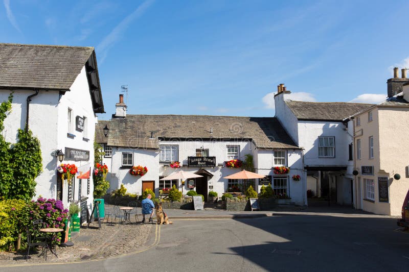 Район Англия Великобритания озера деревни Hawkshead на деревне красивого солнечного летнего дня популярной туристской стоковая фотография
