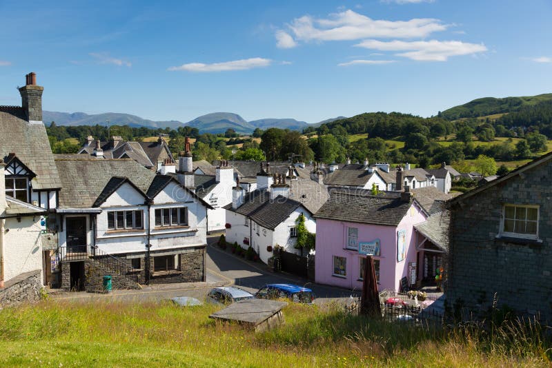 Район Англия Великобритания озера деревни Hawkshead на деревне красивого солнечного летнего дня популярной туристской стоковое изображение