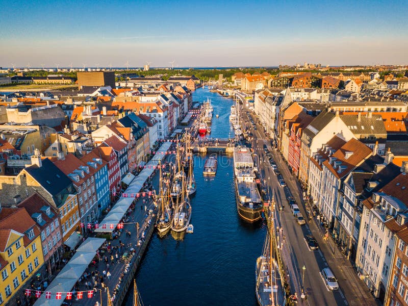 Район канала и развлечений гавани Копенгагена, Дании Nyhavn новый Канал затаивает много исторических деревянных кораблей стоковые фотографии rf Район канала и развлечений гавани Копенгагена, Дании Nyhavn новый Канал затаивает много исторических деревянных кораблей стоковые фотографии rf