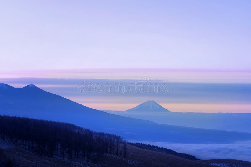 Ралли вулкана Фудзи в утре смотря от важных вещей в Nagano Красивая гора Фудзи на времени восхода солнца с туманом стоковые фотографии rf Ралли вулкана Фудзи в утре смотря от важных вещей в Nagano Красивая гора Фудзи на времени восхода солнца с туманом стоковые фотографии rf