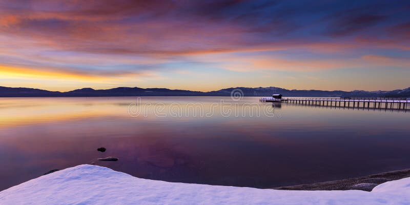 Рано утром восход солнца зимы на общих приставает к берегу в городе Tahoe стоковое изображение Рано утром восход солнца зимы на общих приставает к берегу в городе Tahoe стоковое изображение