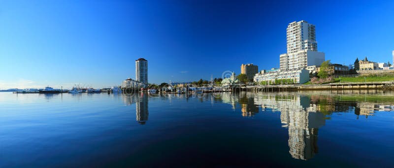 Рано утром отражение в неподвижных водах гавани Nanaimo, острова ванкувер стоковое изображение Рано утром отражение в неподвижных водах гавани Nanaimo, острова ванкувер стоковое изображение