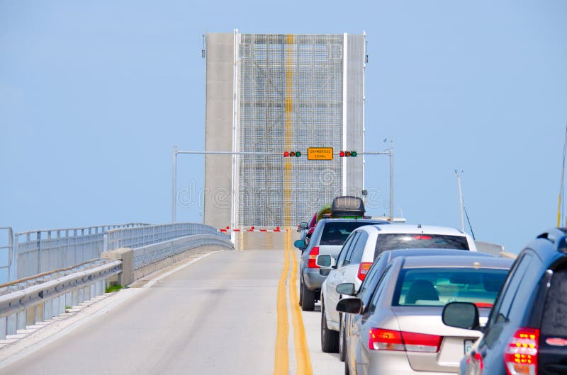 Раскройте drawbridge при автомобили ждать к перекрестному мосту стоковое фото Раскройте drawbridge при автомобили ждать к перекрестному мосту стоковое фото