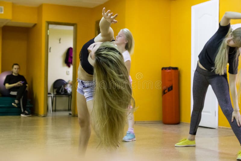 Раскройте встречу на КИВИЕ спортклуба в городе Kirov в 2 Редакционное ...